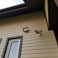 Установка прожектора и видеокамеры на фасад дома